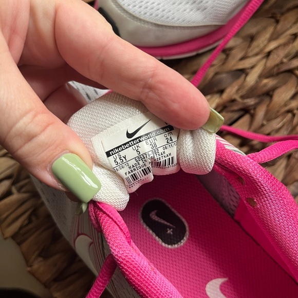 Like New Nike Youth Athletic Shoes in Gray and Pink Size 5.5 EUC Gym - Picture 5 of 7